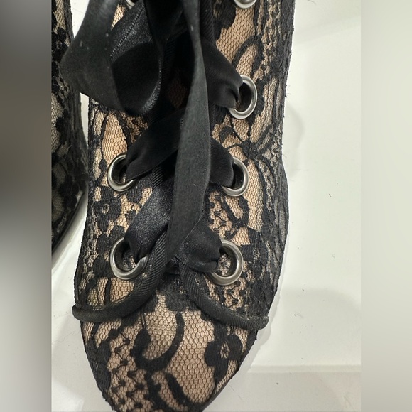 Beverly Feldman Black and Cream Ribbon Lace Up Bootie Pump Heels Size 7.5 Y2K - Picture 10 of 12